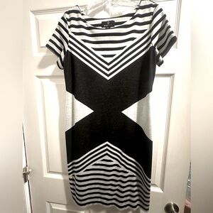 Ronni Nicole black/gray geometric pattern knee length dress. Size large.